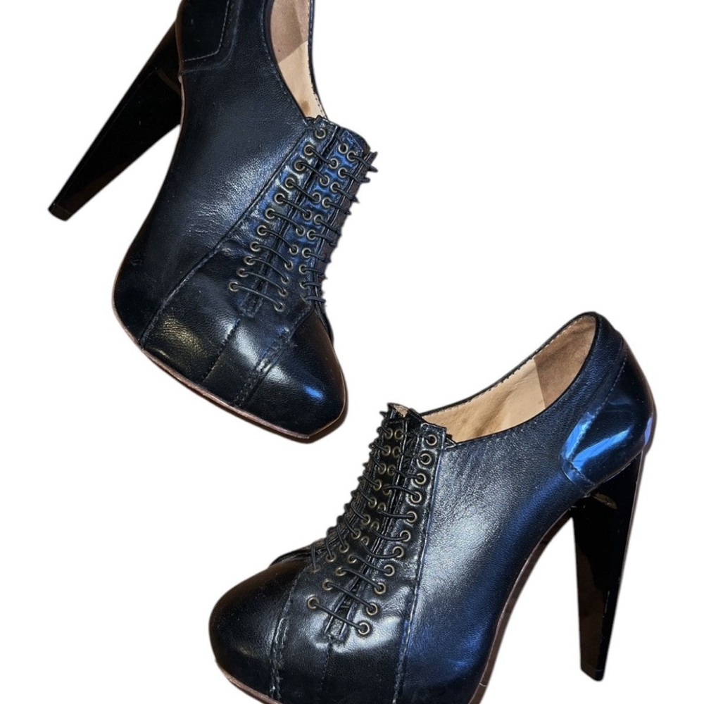 L.A.M.B. Gwen Stefani Black High Heeled Oxford pumps